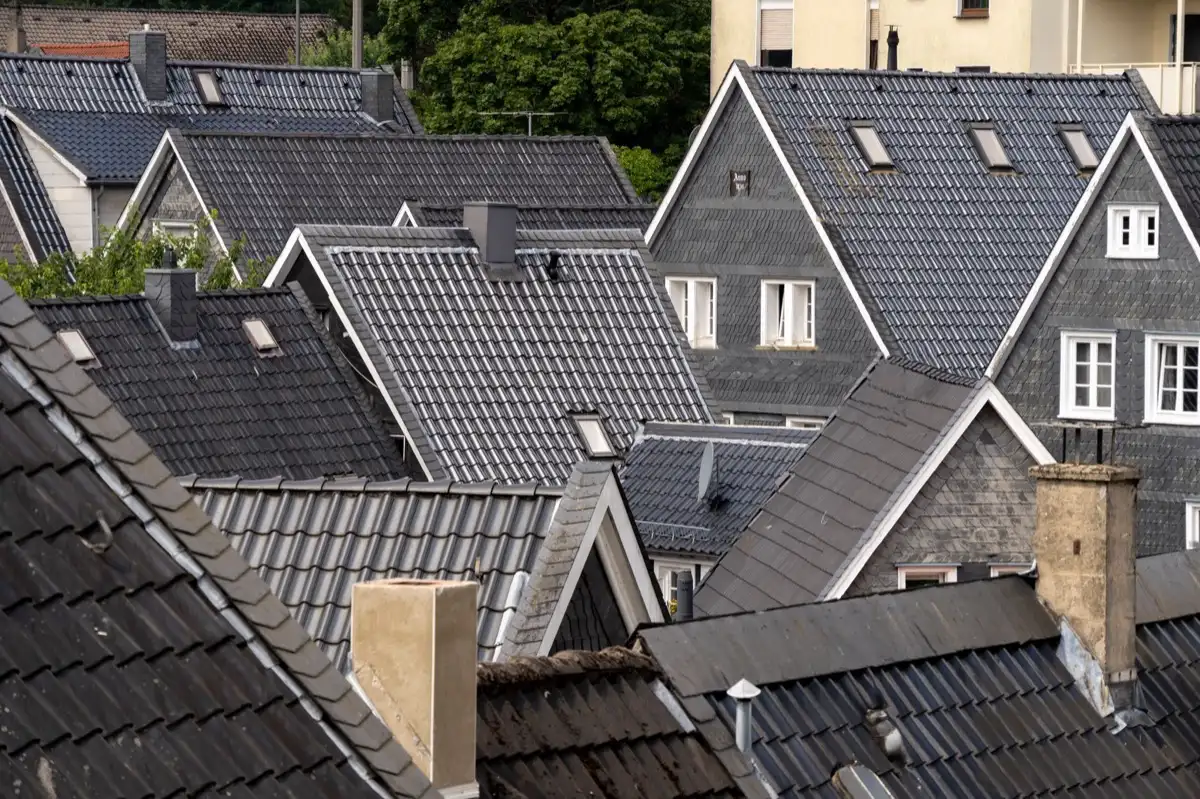 Steep roof eaves and gutter lines on houses in Tallahassee, FL